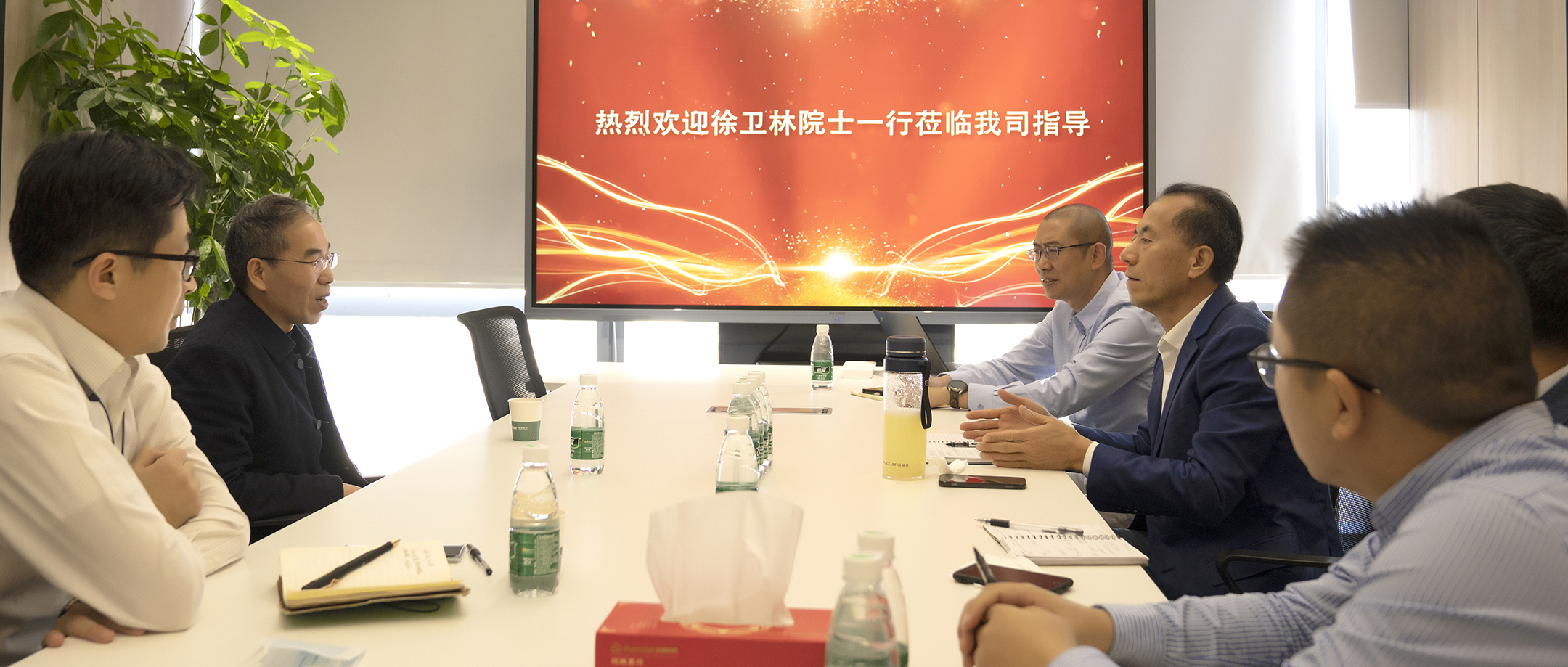 中国工程院院士、武汉纺织大学校长徐卫林造访龙8头号玩家医