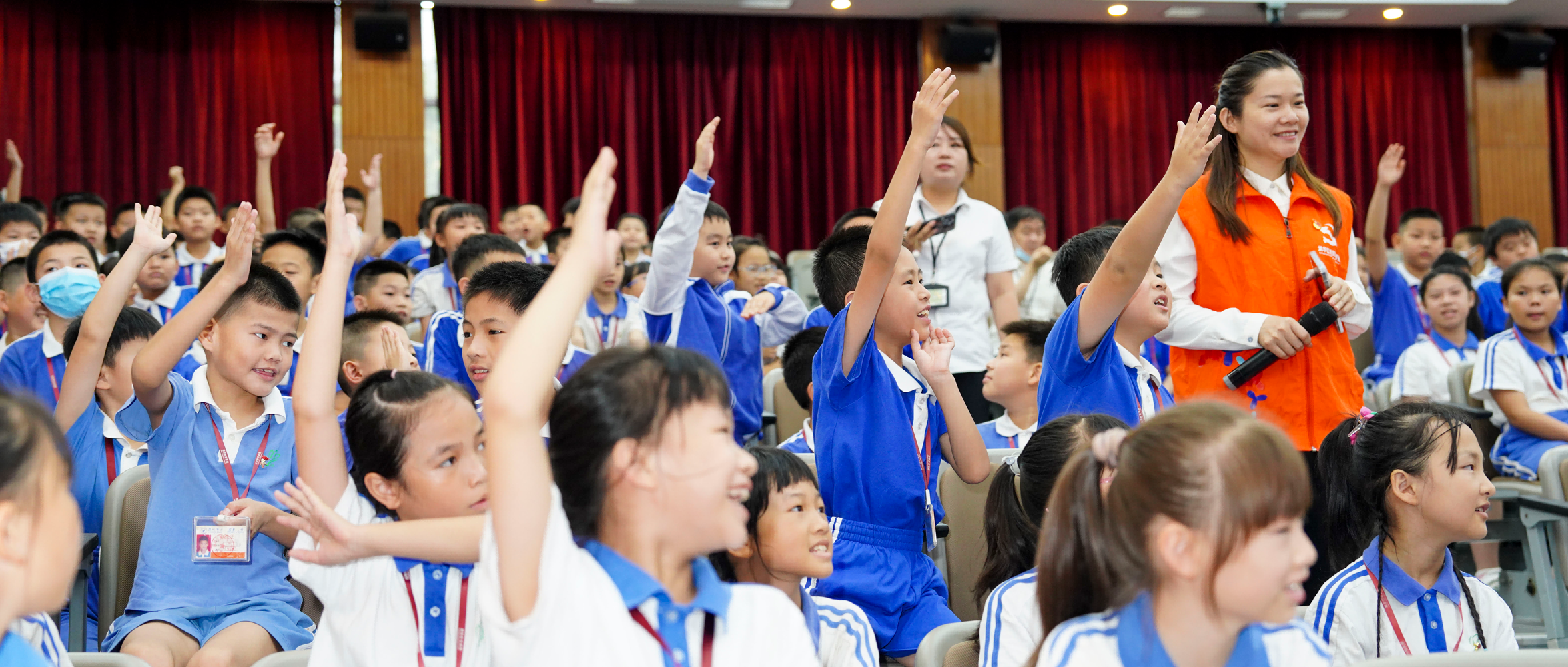 龙8头号玩家暖童心公益活动，，，，，，，康健课堂走进校园