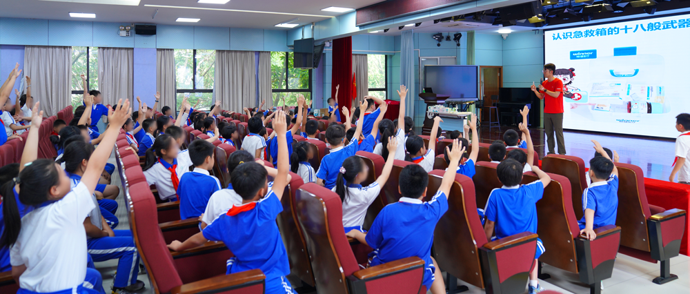 守护儿童生长之路，，，，，，，，龙8头号玩家公益课堂进校园